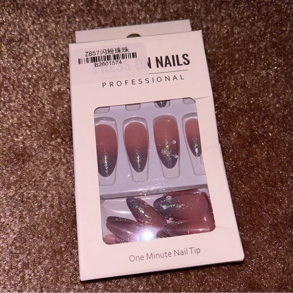 Press on nails - Picture 1 of 1